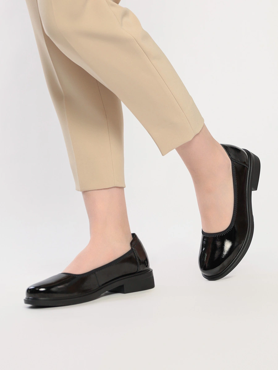 Туфли черного цвета лакированные на низком каблуке